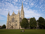 Anglickému Salisbury dominuje gotická katedrála