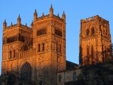Durham postavený na pahorku
